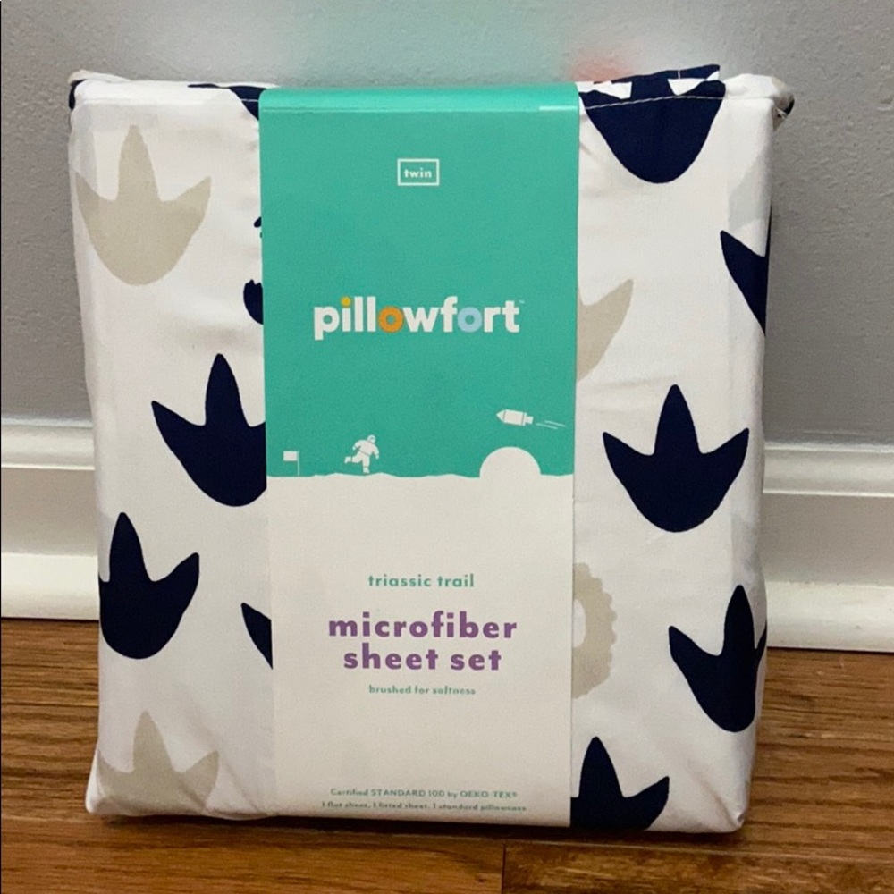Pillowfort microfiber sheet set. NWT. Twin